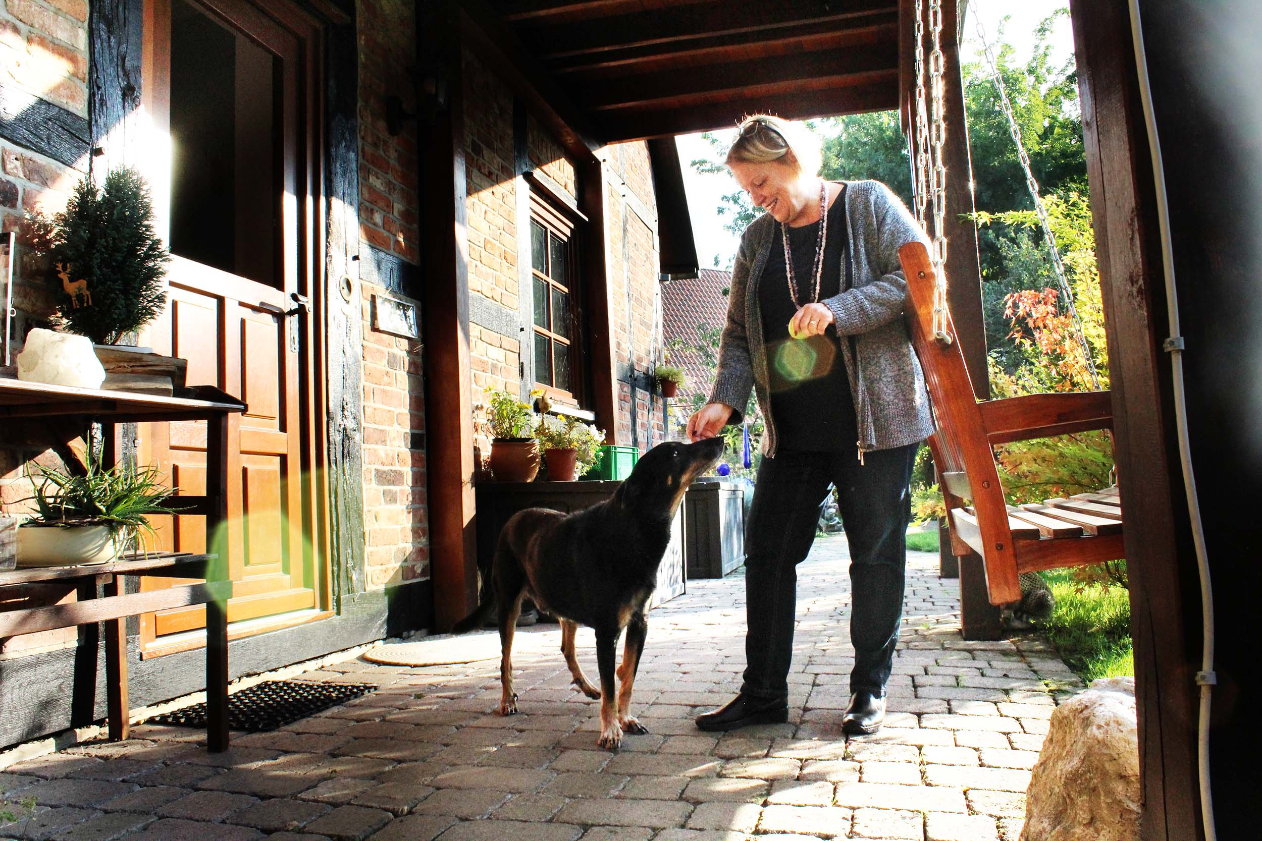 Monika Meyer mit ihrem Hund im schamanischen Garten Monika Meyer mit ihrem Hund im schamanischen Garten
