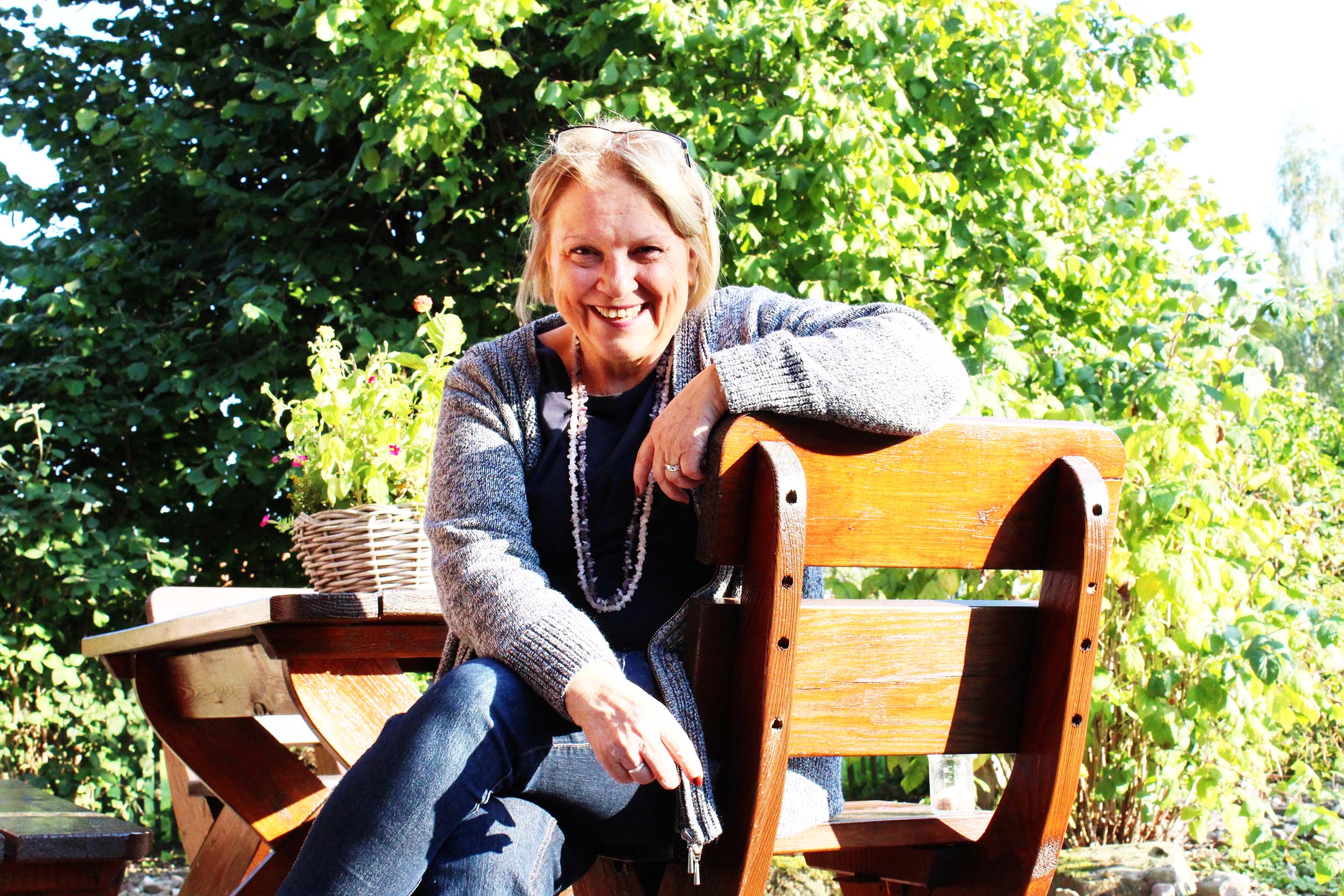 Monika Meyer in ihrem schamanischen Garten Monika Meyer in ihrem schamanischen Garten