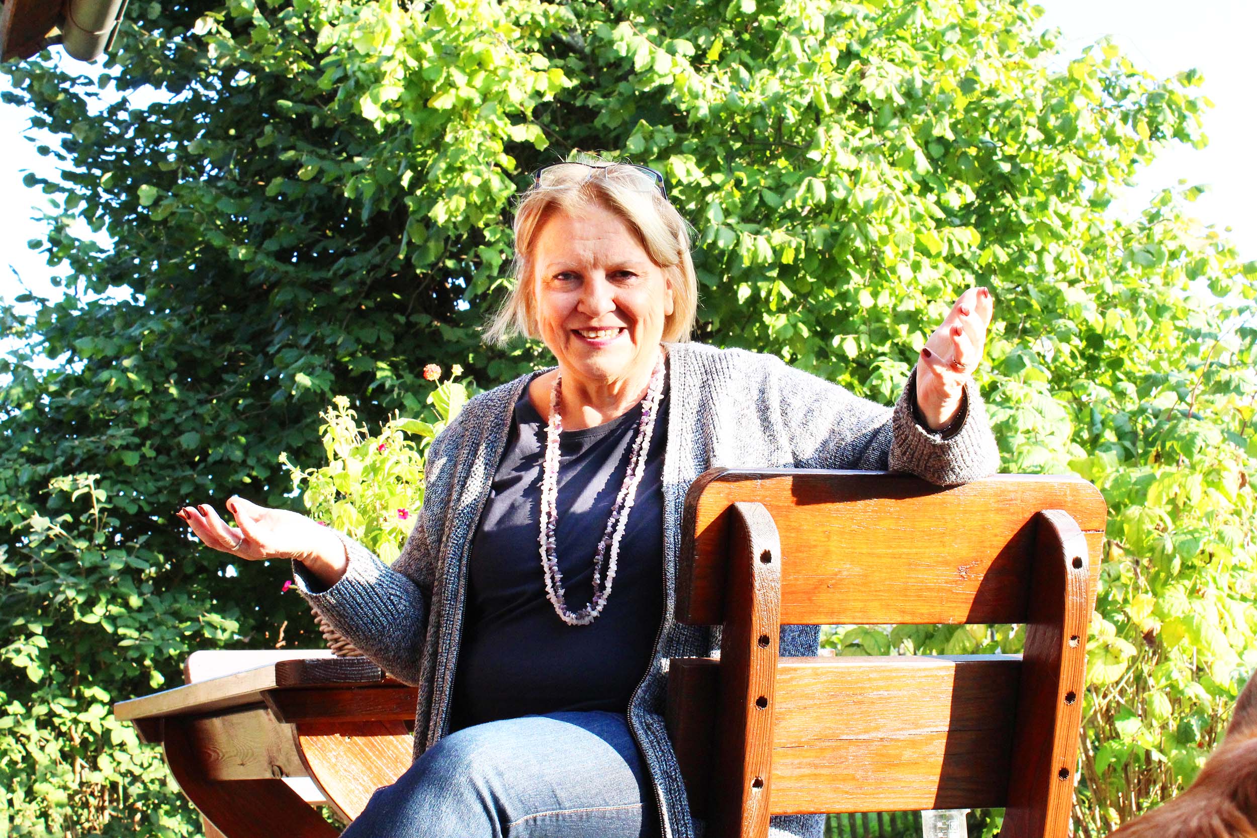Monika Meyer in ihrem schamanischen Garten Monika Meyer in ihrem schamanischen Garten